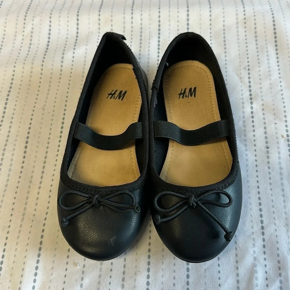 H&M - NWOT - Black Ballet Flats.  Size 8.5 - Picture 1 of 7
